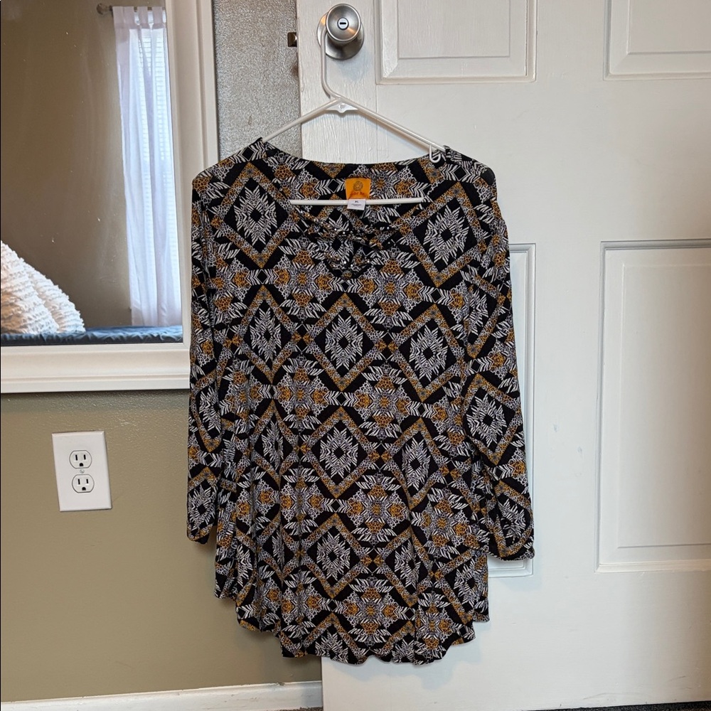 Ruby Rd. Patterned Long Sleeve Tunic Top in Black and Gold